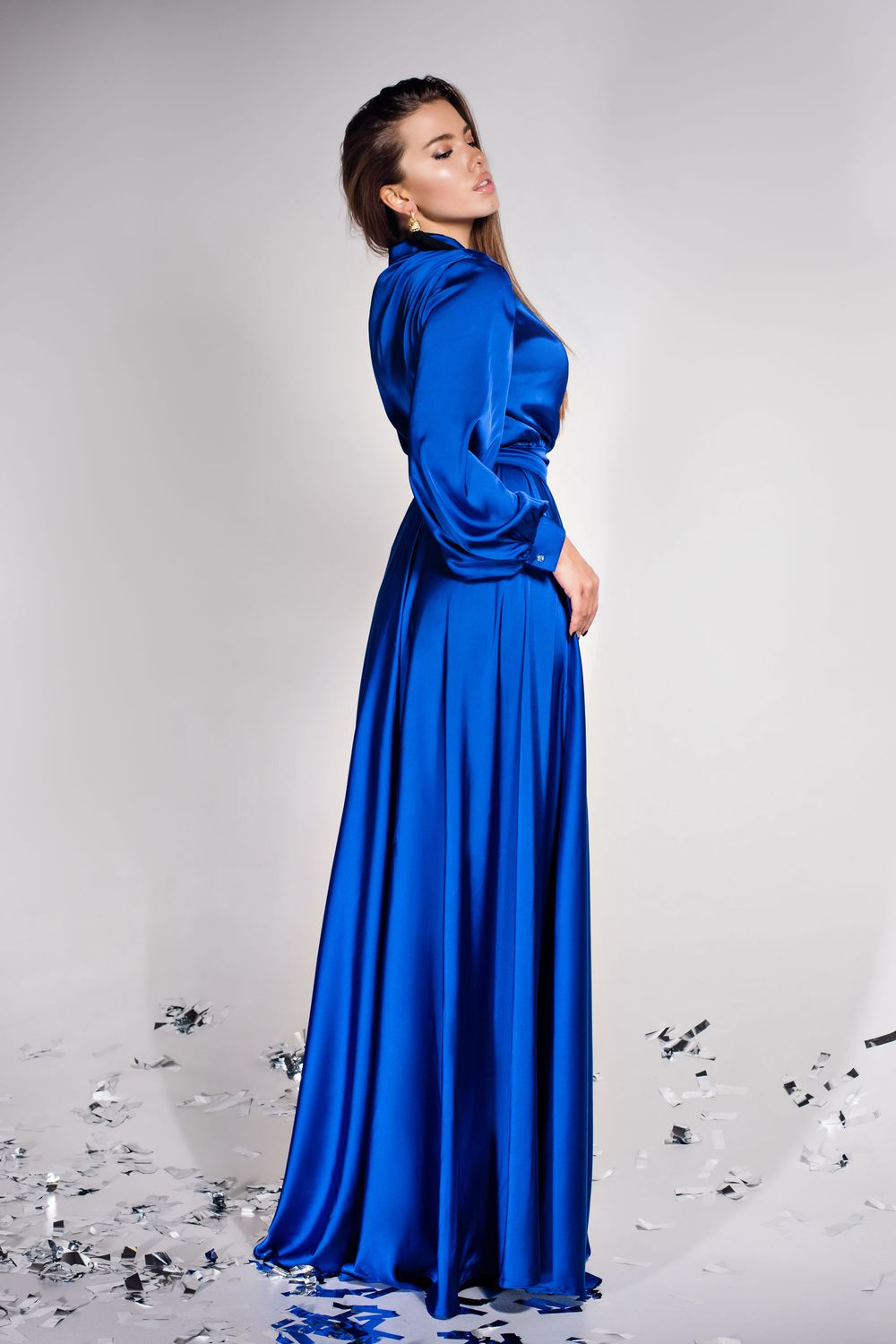 Элегантное вечернее платье в пол из шелка синее - фото