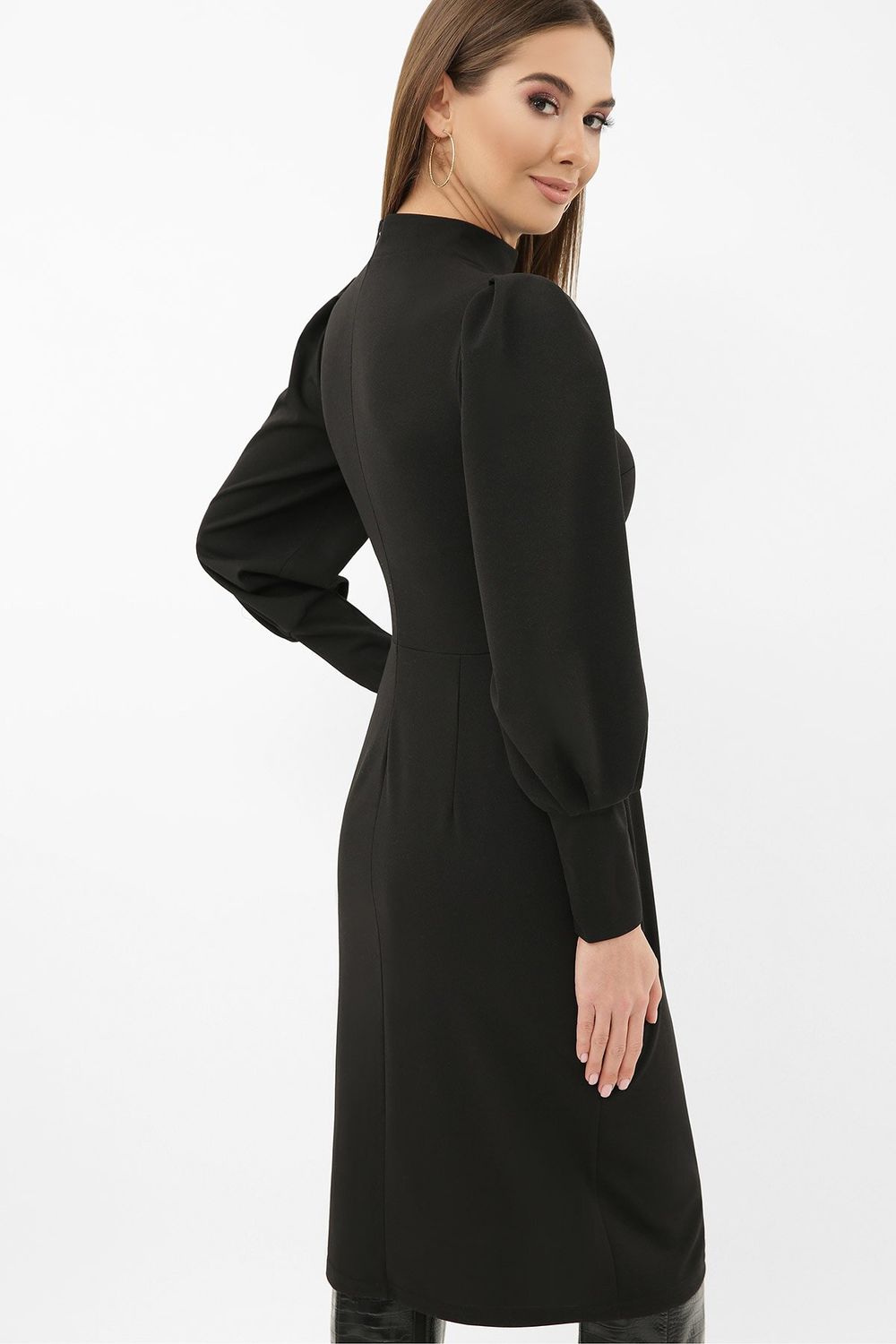 Приталенное платье длиной миди с разрезом черное - фото