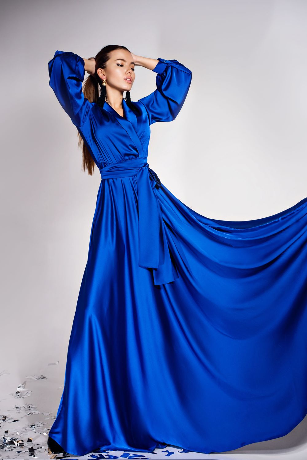 Элегантное вечернее платье в пол из шелка синее - фото