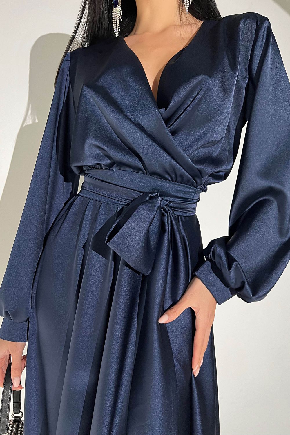 Элегантное вечернее платье из шелка синего цвета - фото