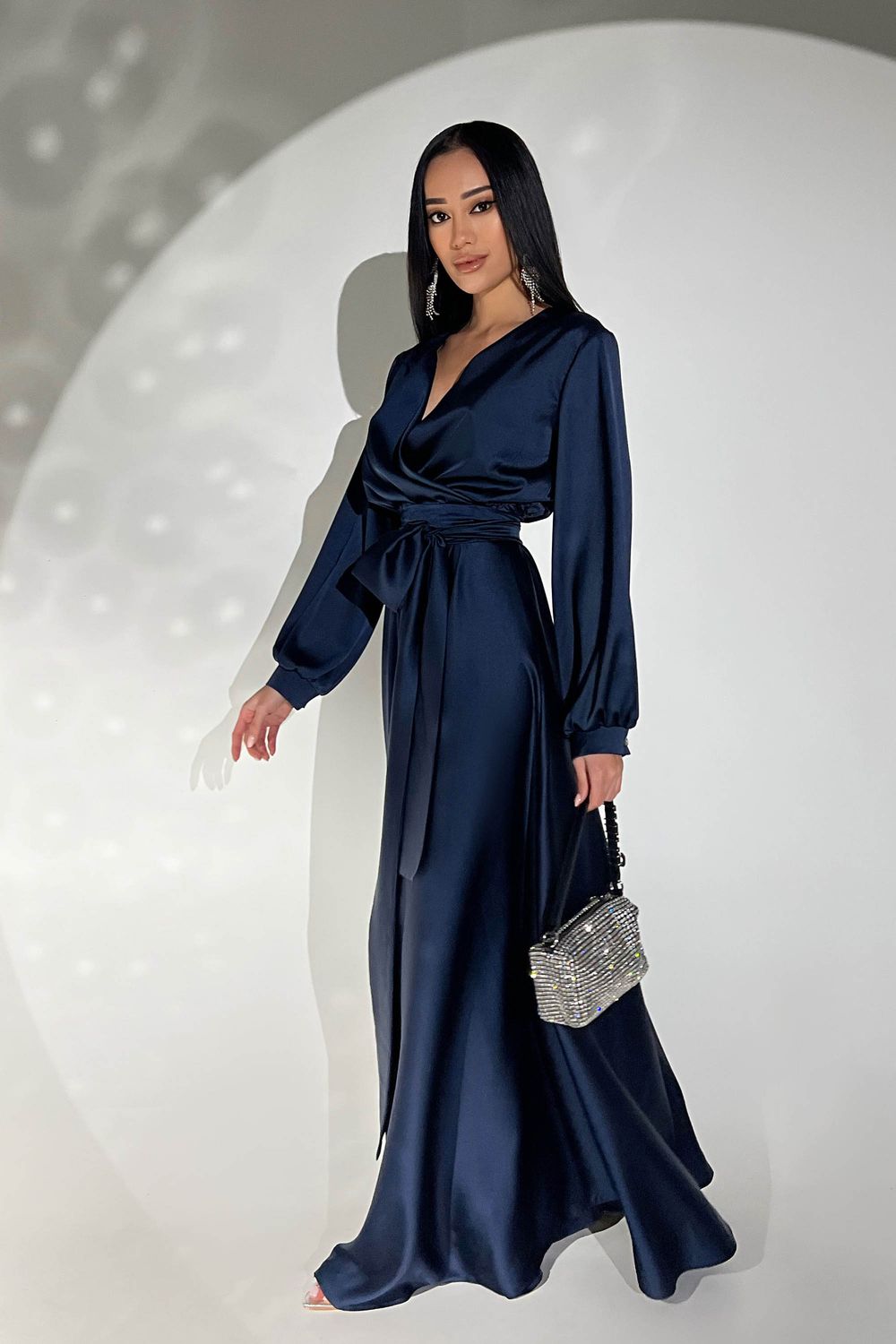 Елегантна вечірня сукня з шовку синього кольору - фото