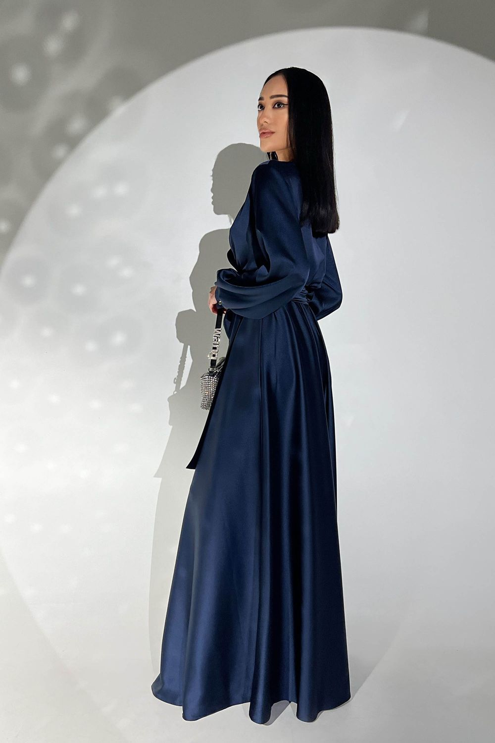 Елегантна вечірня сукня з шовку синього кольору - фото