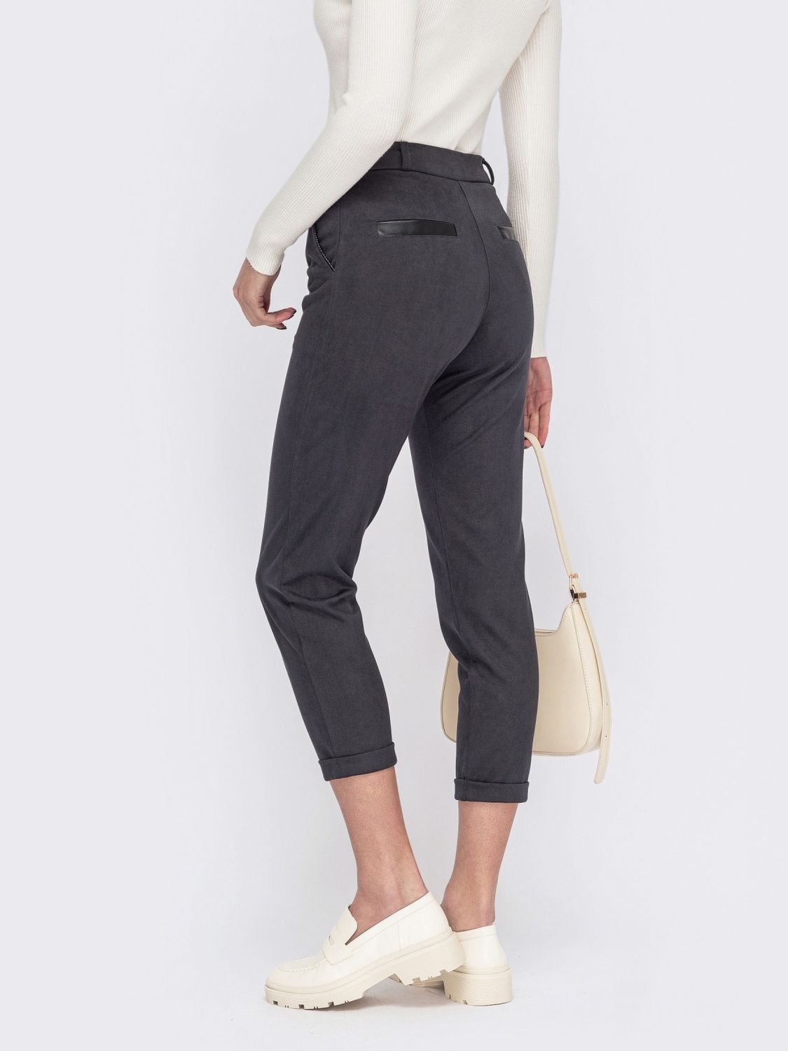 Укороченные замшевые брюки серого цвета - фото