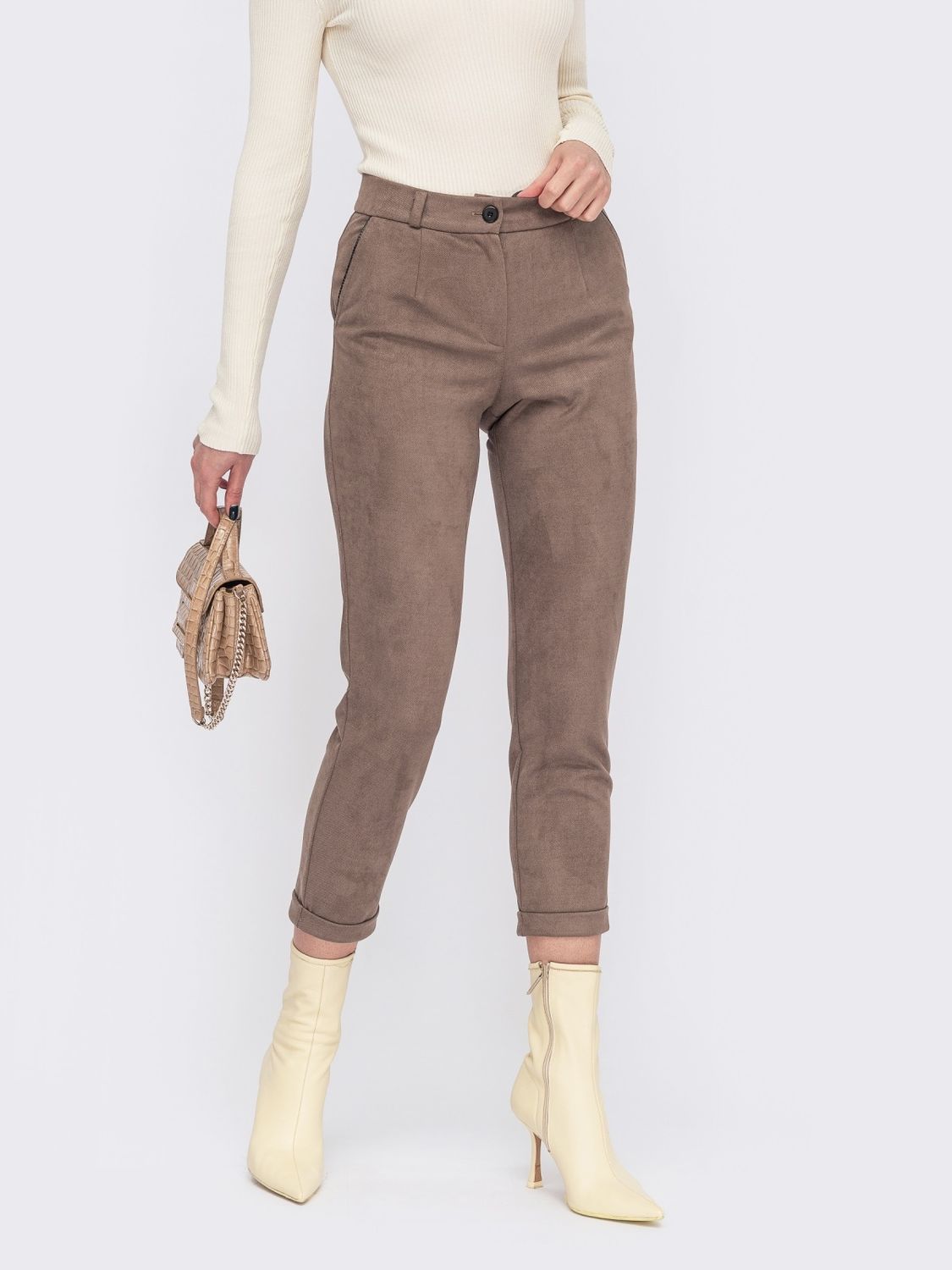 Укороченные замшевые брюки бежевого цвета - фото