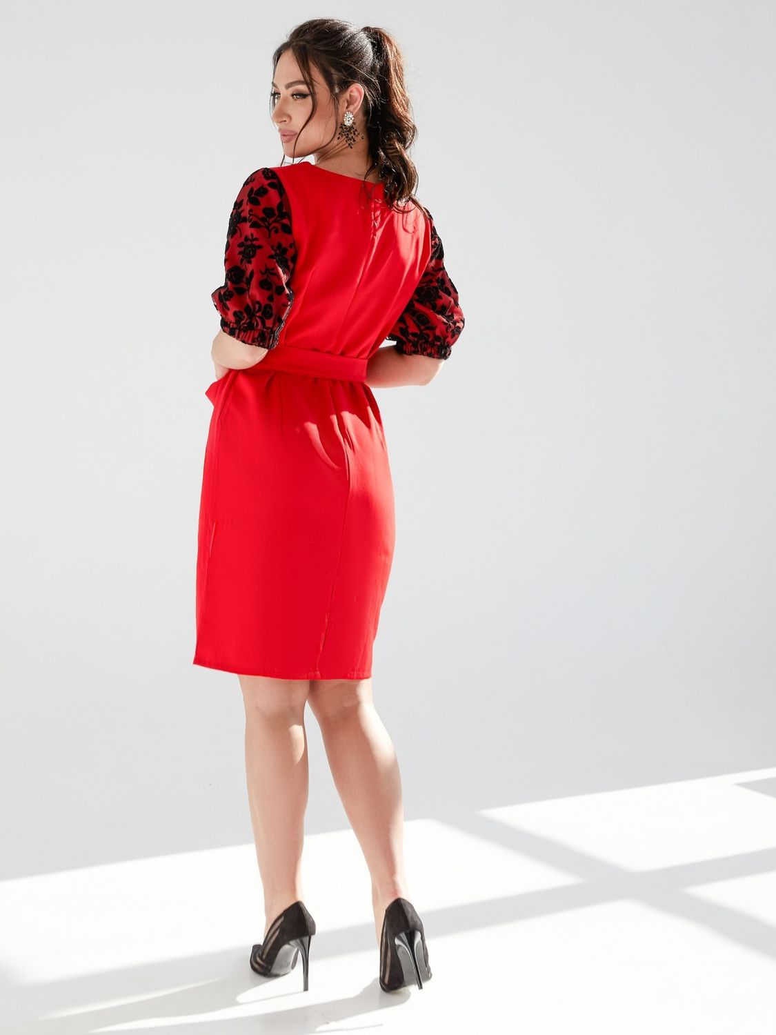 Нарядное платье футляр для полных красное - фото