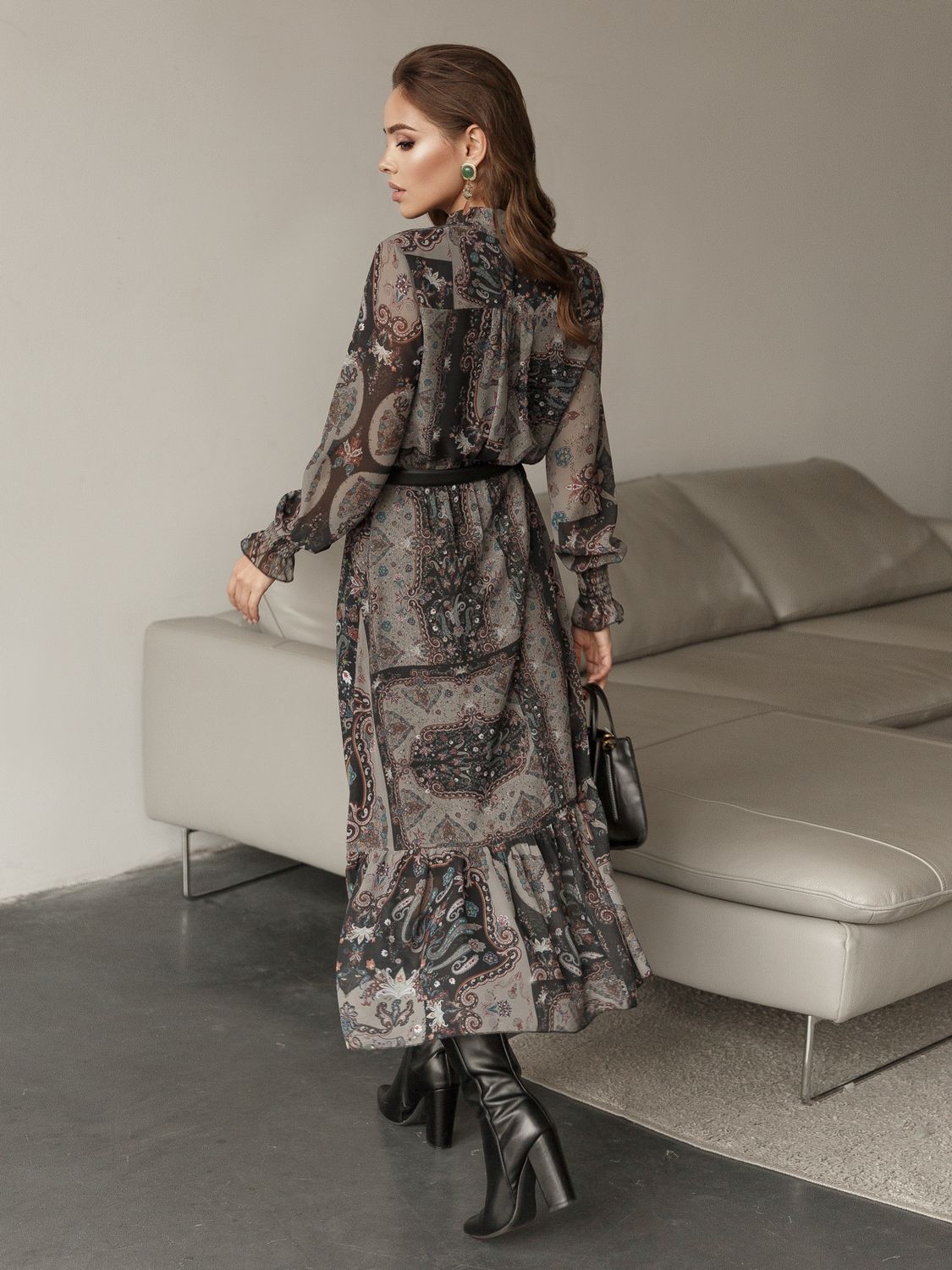 Нарядна шифонова сукня з коміром-аскот - фото