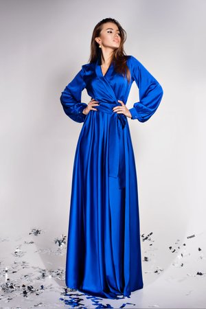 Елегантне вечірнє плаття в пол з шовку синє - фото