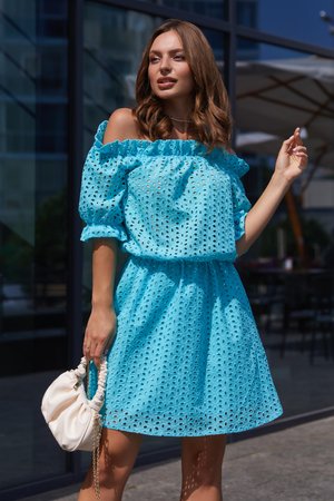 Літнє плаття з прошви з відкритими плечима блакитного кольору - фото