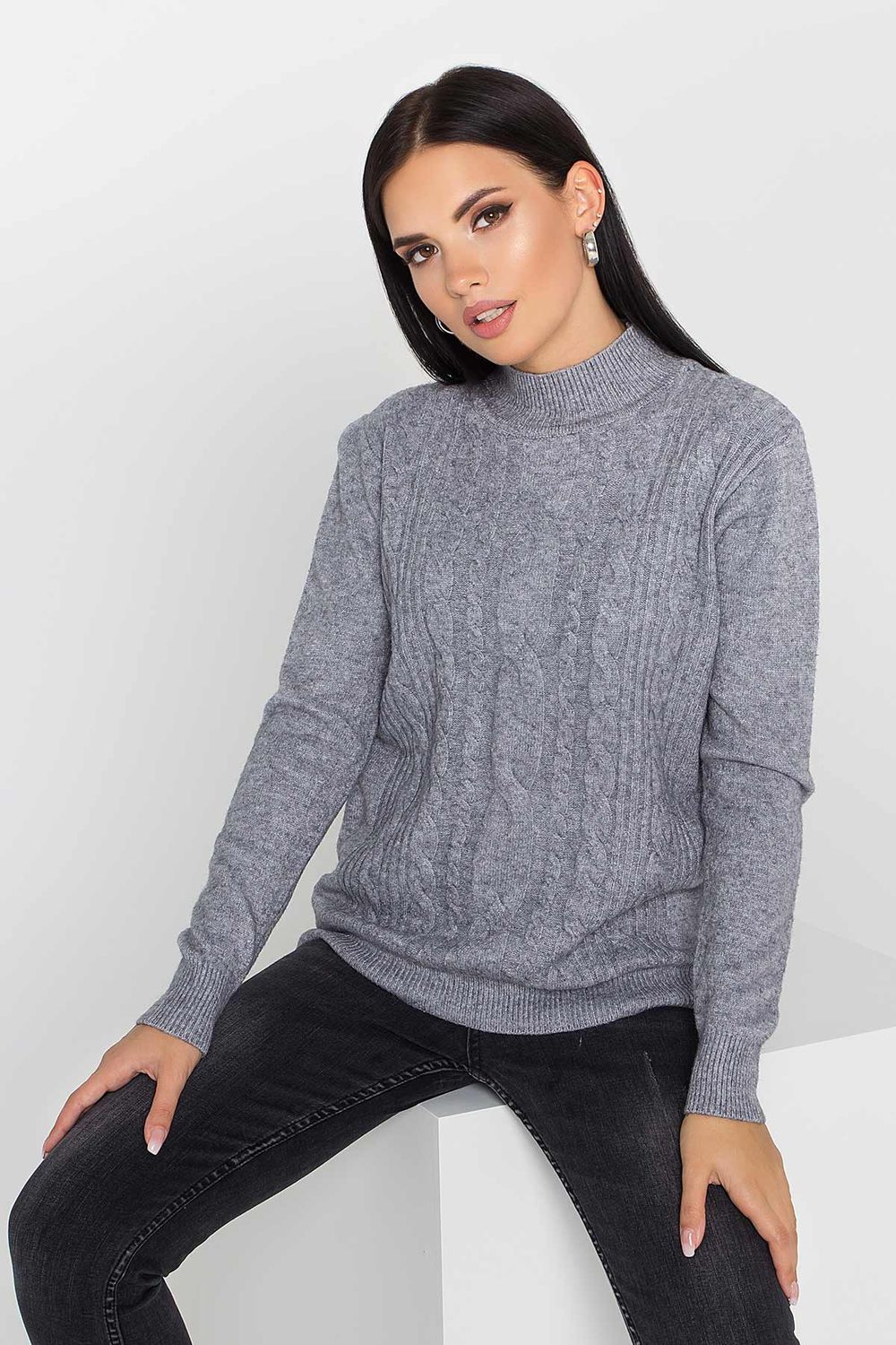Жіночий в'язаний светр з візерунком коси сірого кольору - фото