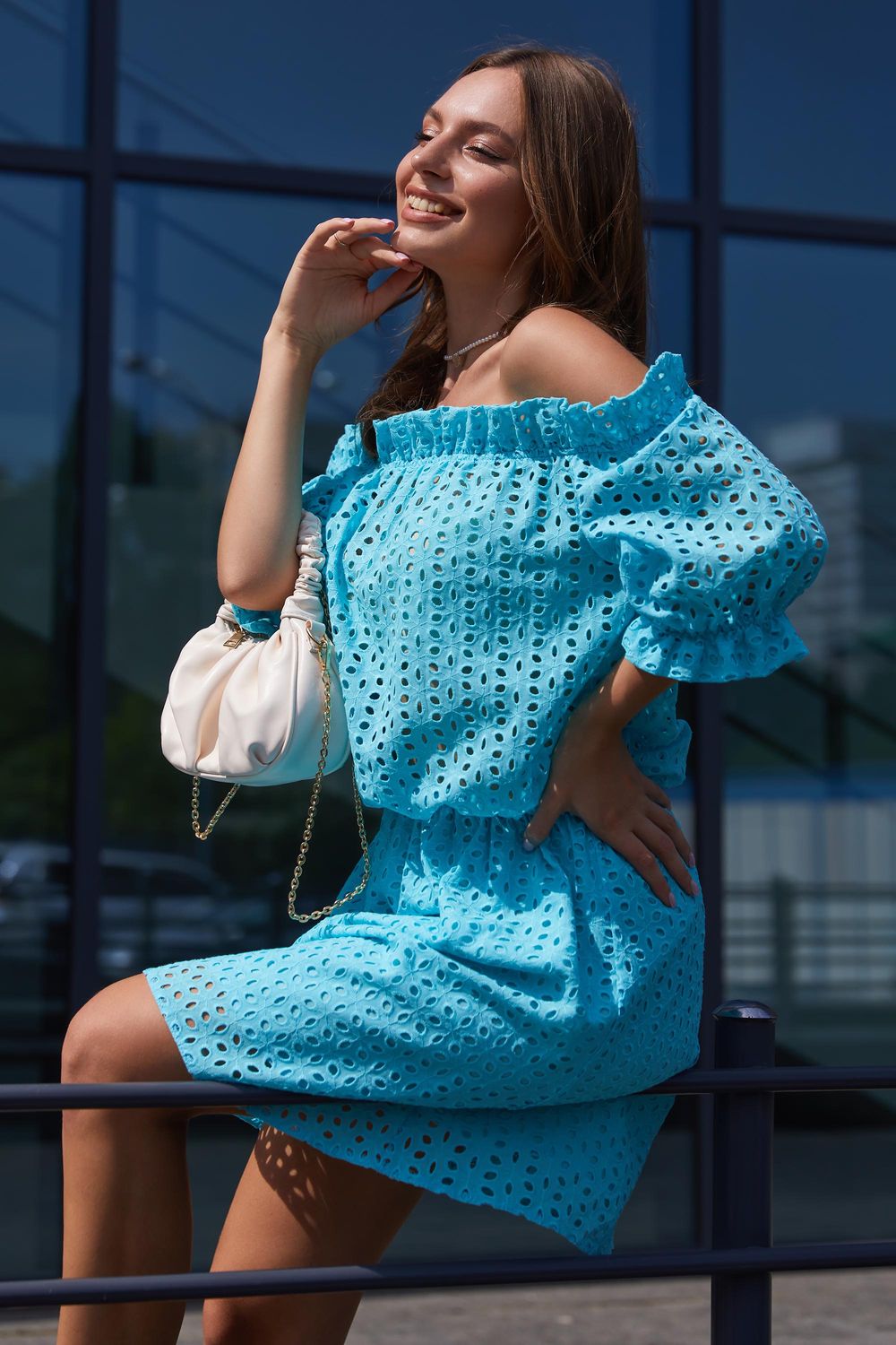 Летнее платье из прошвы с открытыми плечами голубого цвета - фото