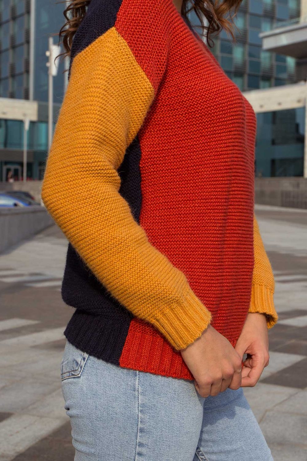 Женский вязаный свитер комбинированный - фото