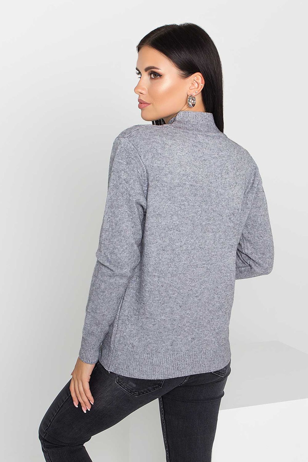 Женский вязаный свитер с узором косы серого цвета - фото