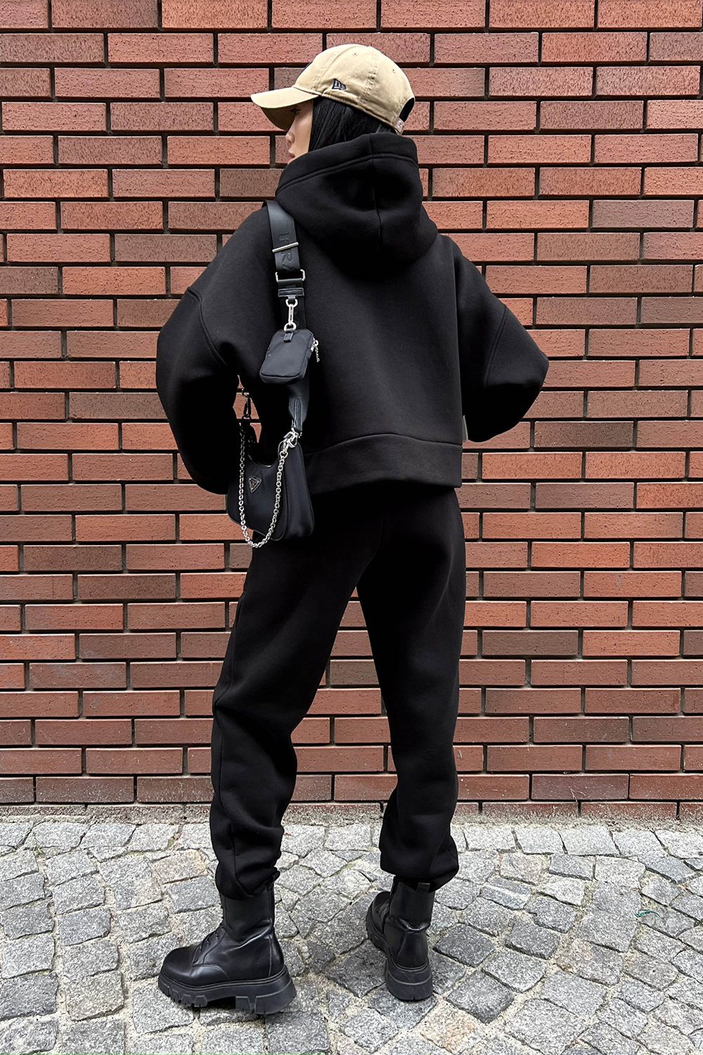Теплий спортивний костюм на флісі чорного кольору - фото