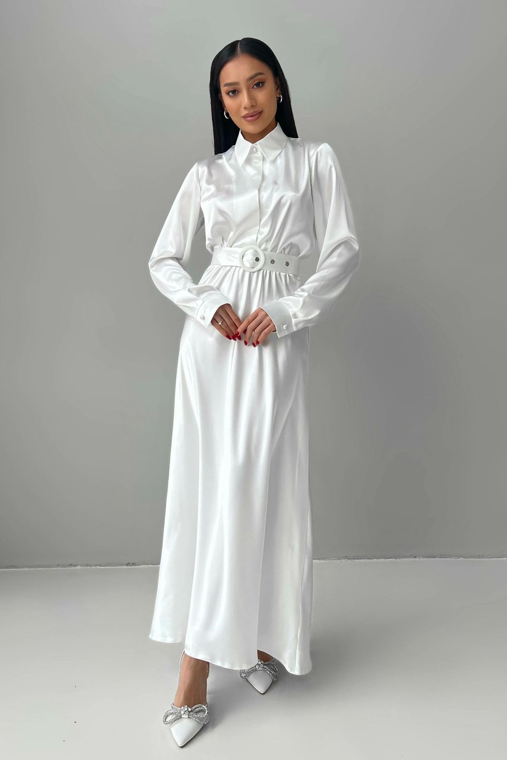 Вишукане вечірнє плаття з атласу білого кольору - фото