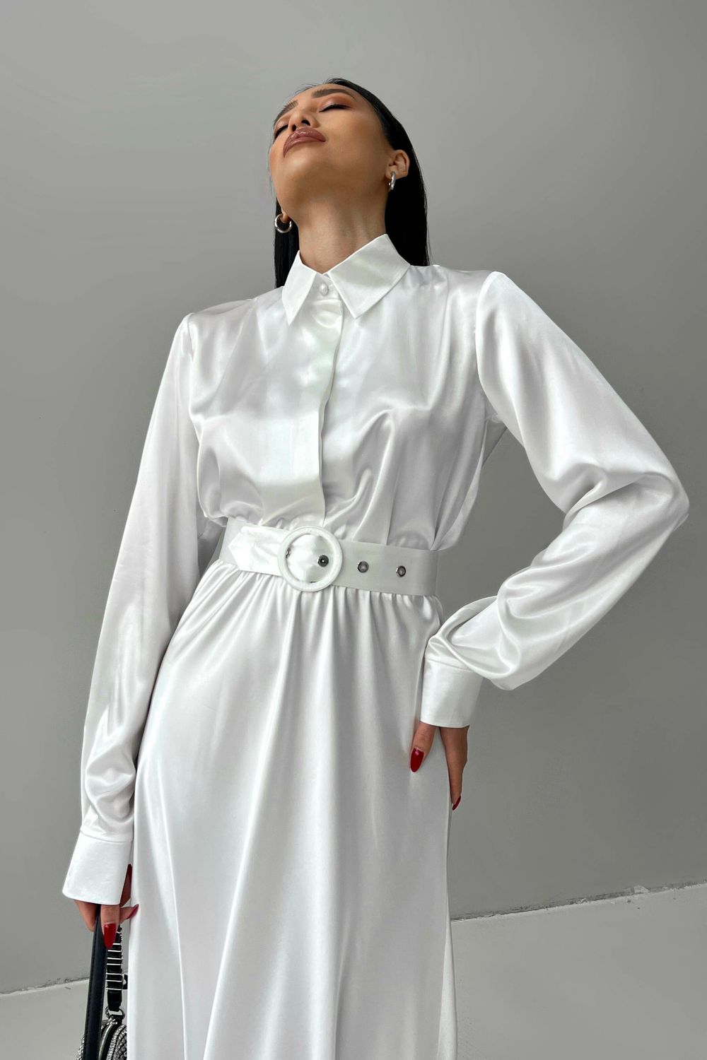 Вишукане вечірнє плаття з атласу білого кольору - фото