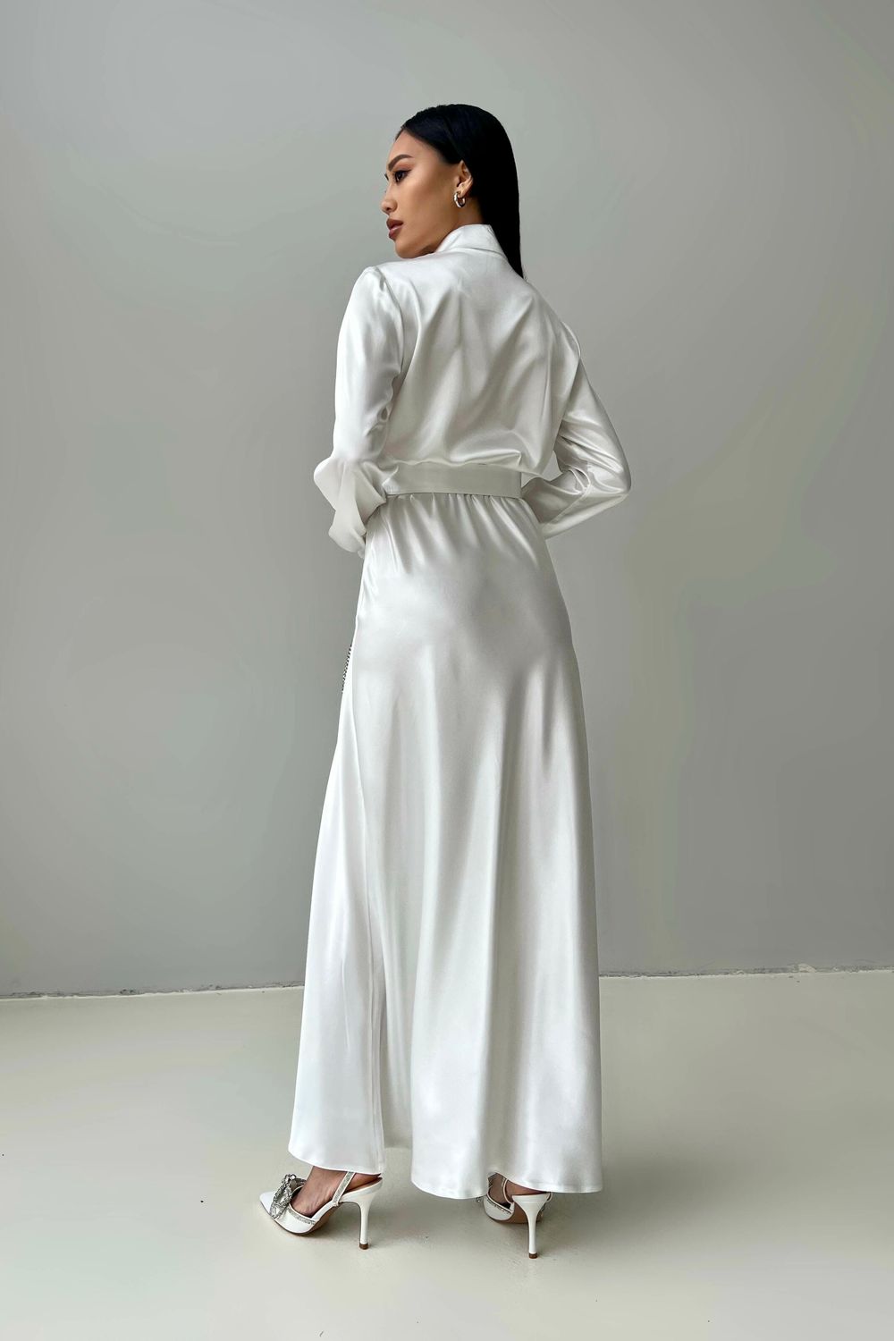 Изысканное вечернее платье из атласа белого цвета - фото