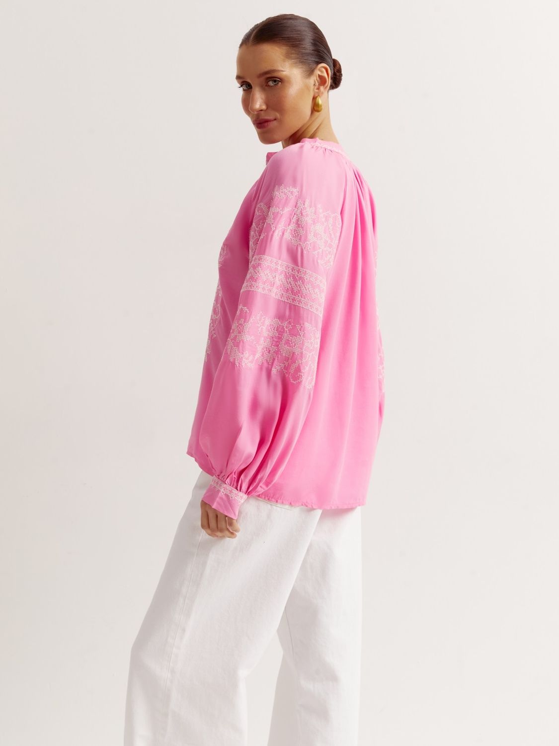 Современная женская вышиванка розового цвета - фото