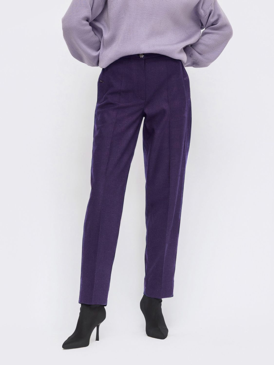 Класичні штани в клітинку зі фіолетовими стрілками - фото