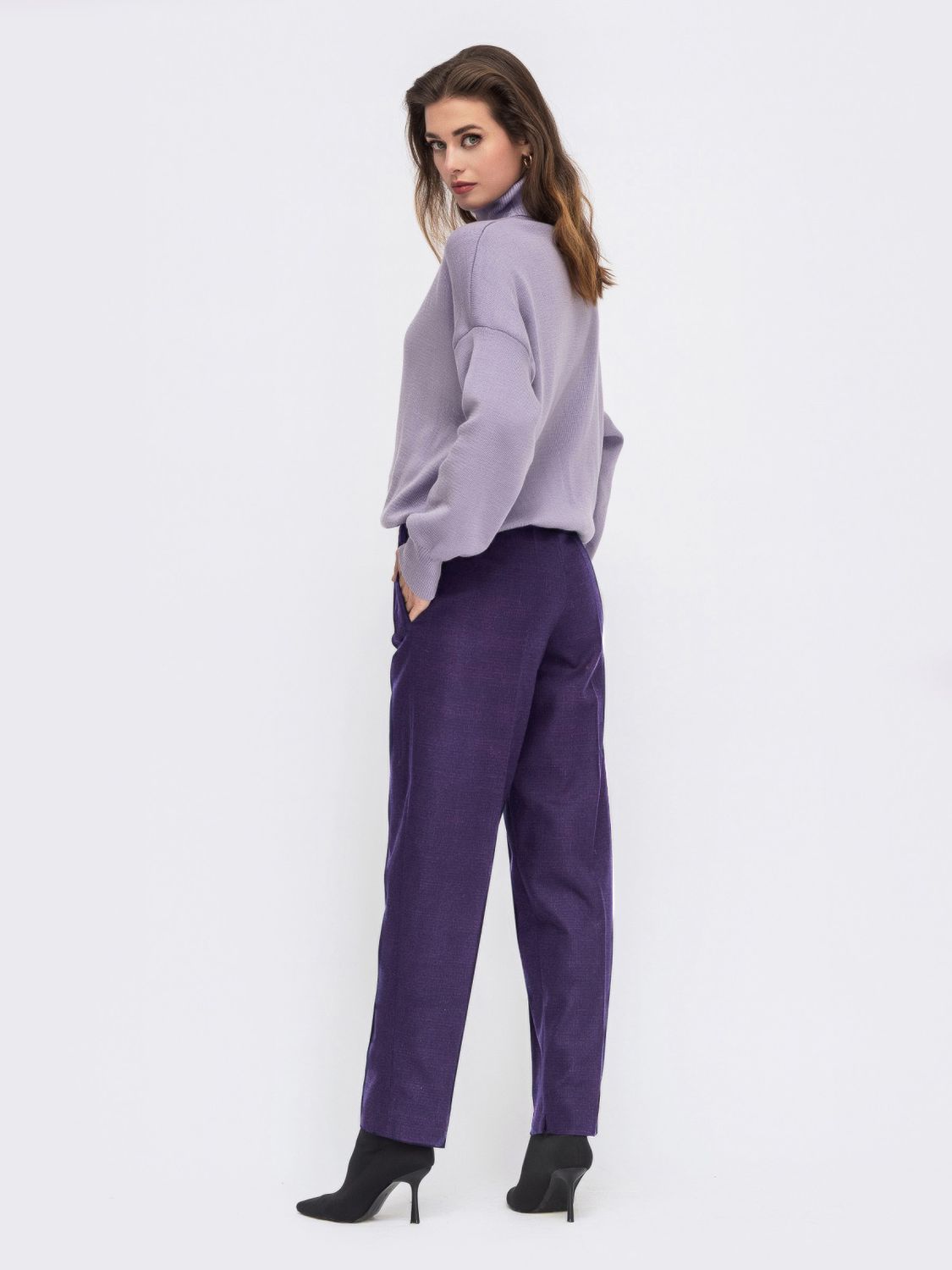 Класичні штани в клітинку зі фіолетовими стрілками - фото