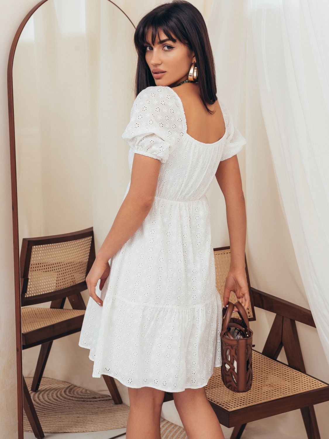 Модна літня сукня з прошви білого кольору - фото