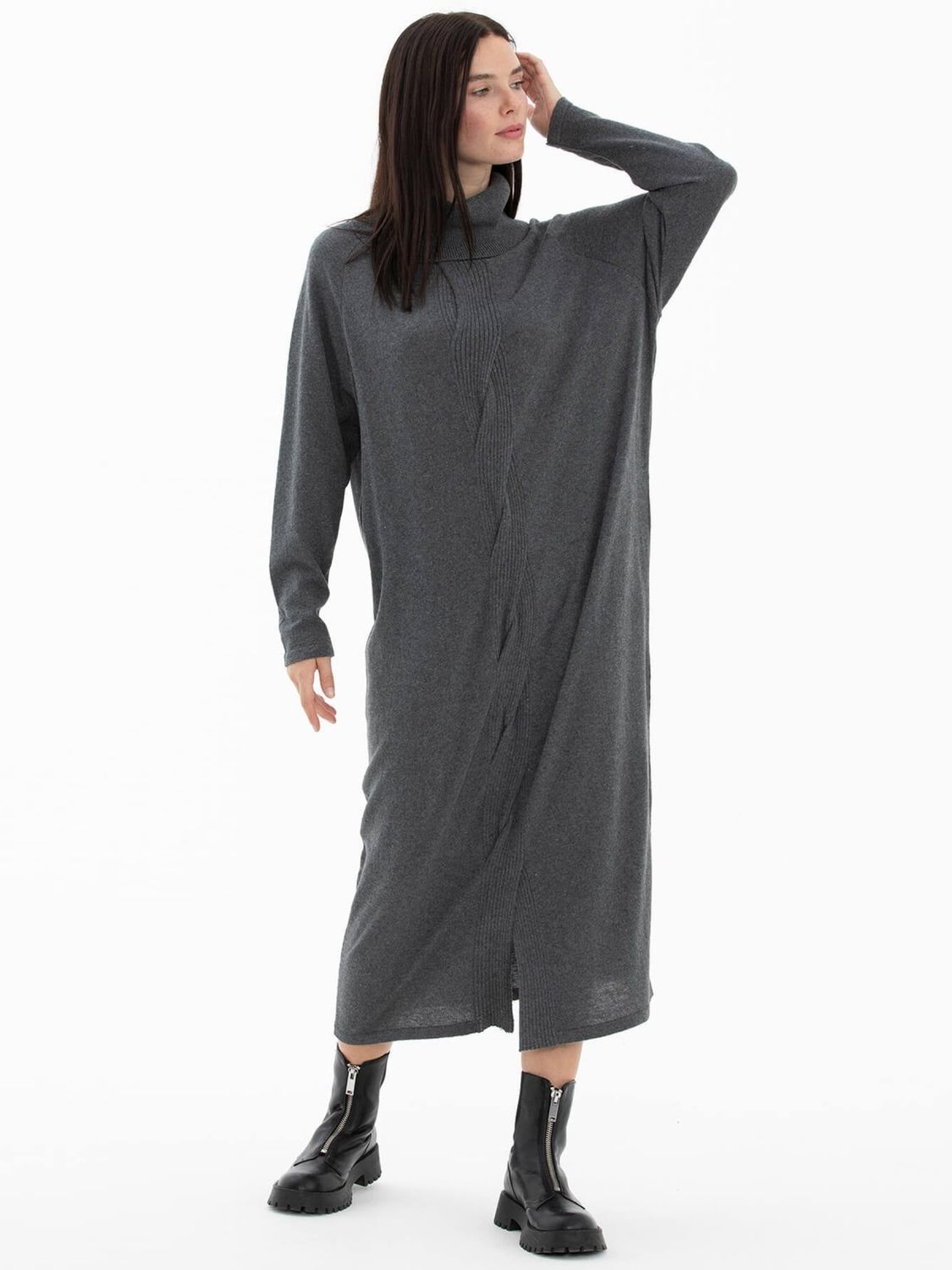 Теплое вязаное платье оверсайз серого цвета - фото