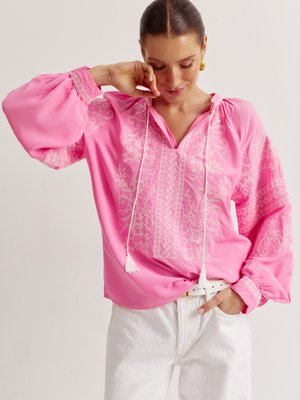 Современная женская вышиванка розового цвета - фото