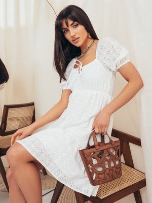 Модна літня сукня з прошви білого кольору - фото