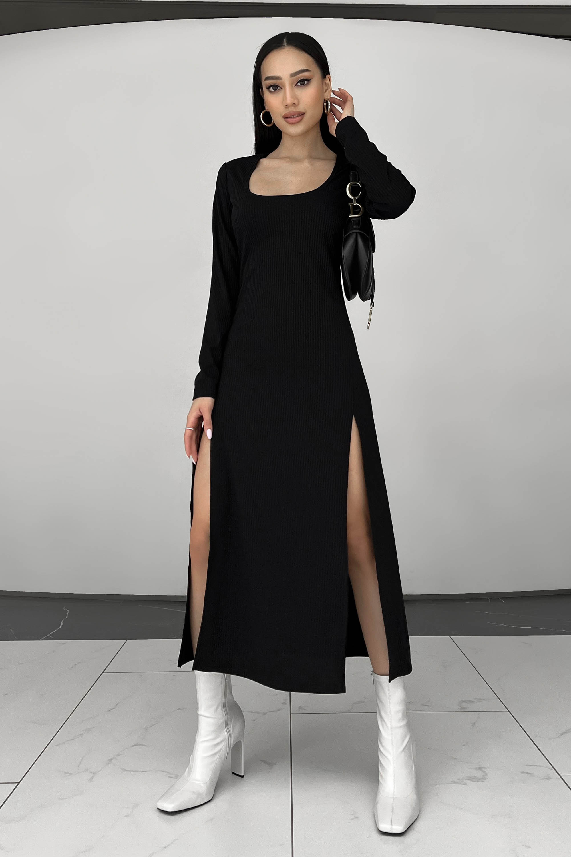 Чорне плаття з розрізом на нозі - Фото