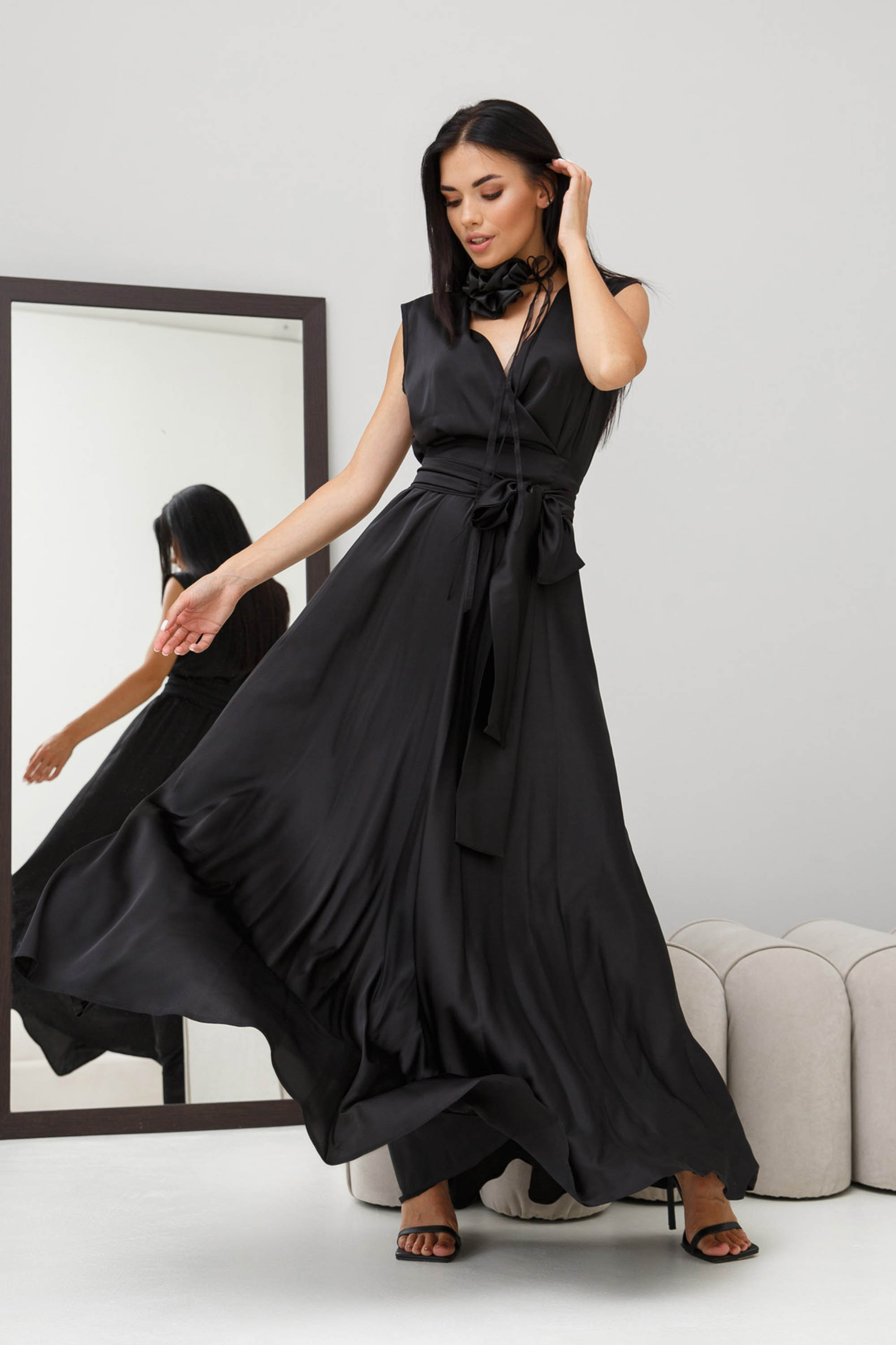 Чорне вечірнє плаття з шовку - Фото