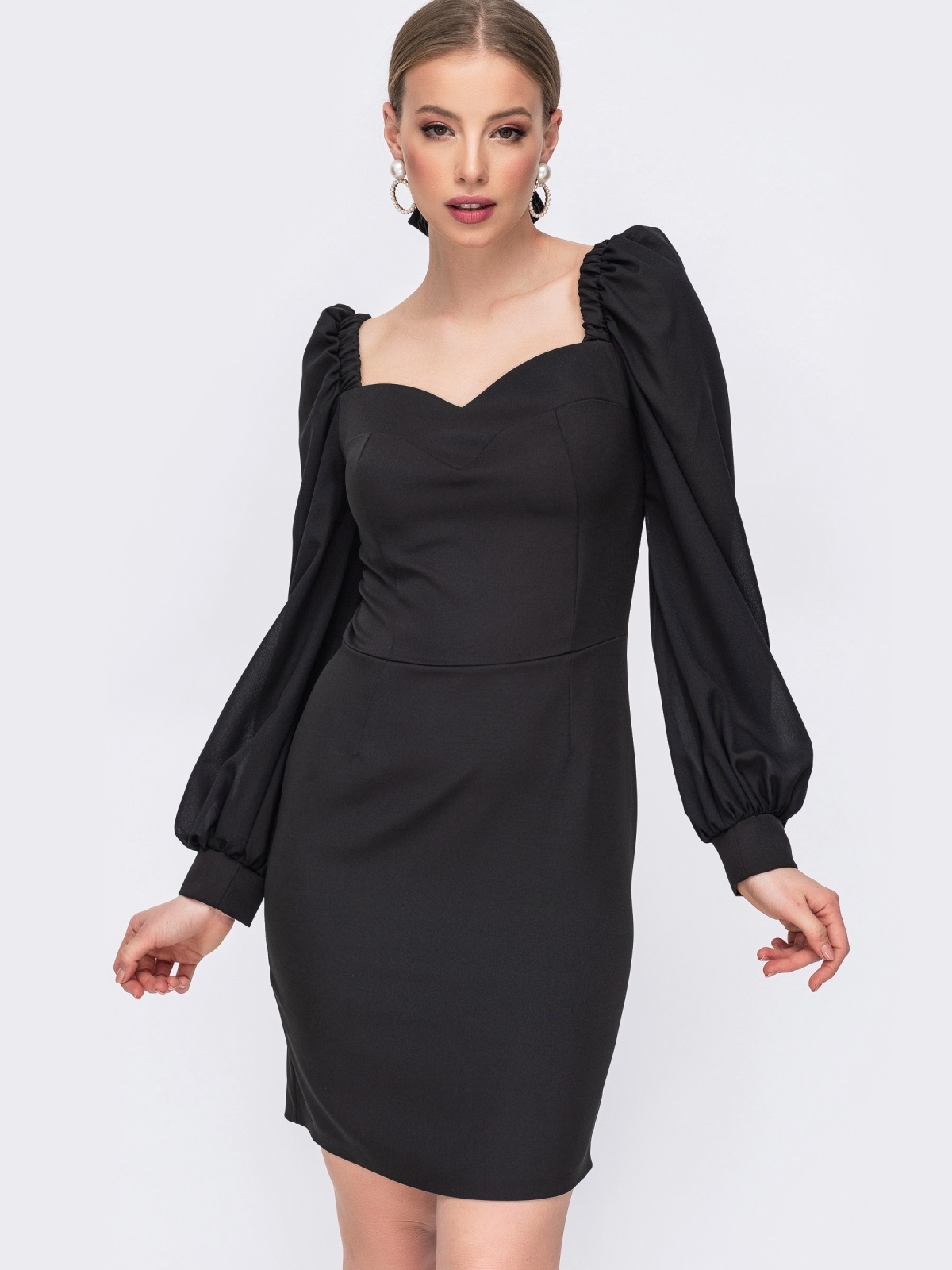Чорне плаття з рукавами - Фото